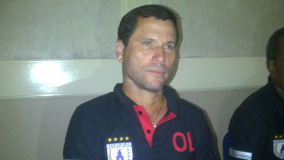 Pelatih Persipura, Osvaldo Lessa, kecewa timnya batal bertanding. Copyright: &copy; Ginanjar/INDOSPORT